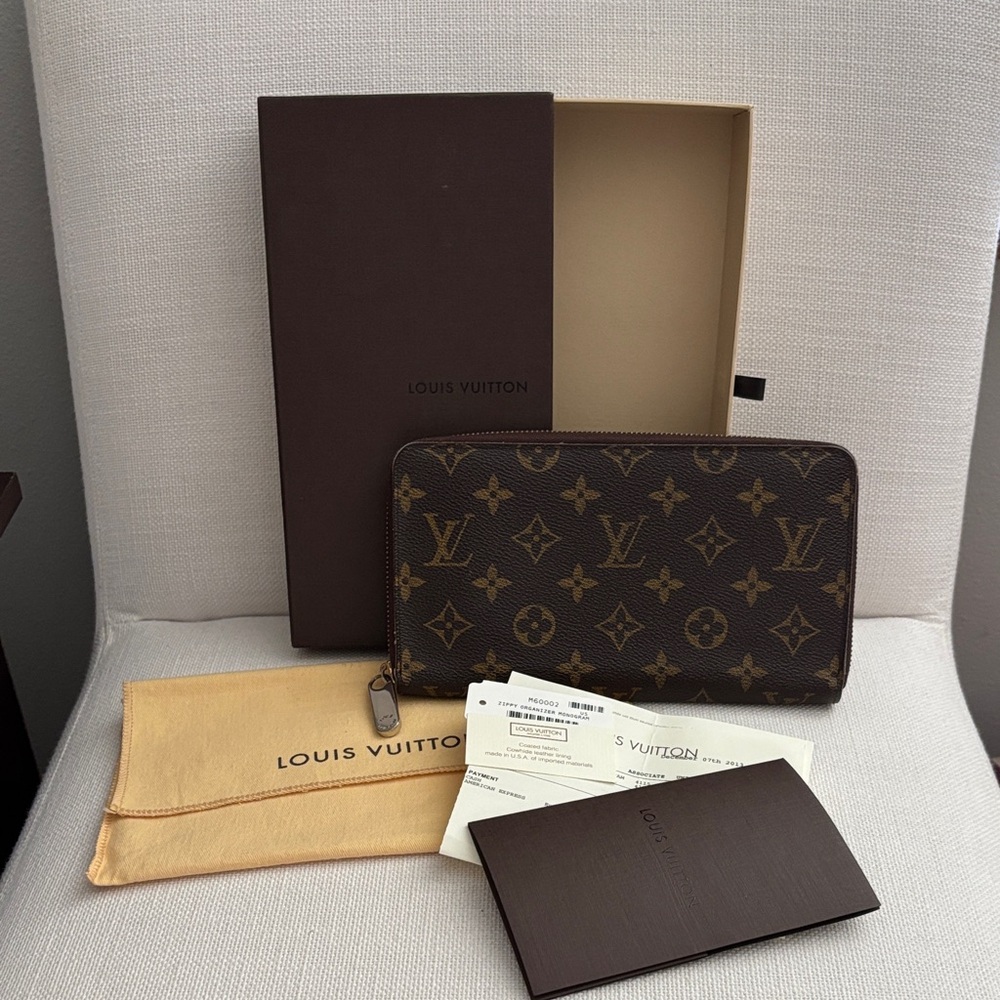 Louis Vuitton Zippy Organizer Wallet Monogram w/ original box & dust cover